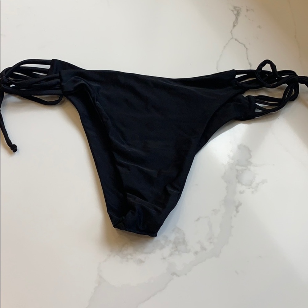 Black bikini with adjustable straps - Picture 2 of 5